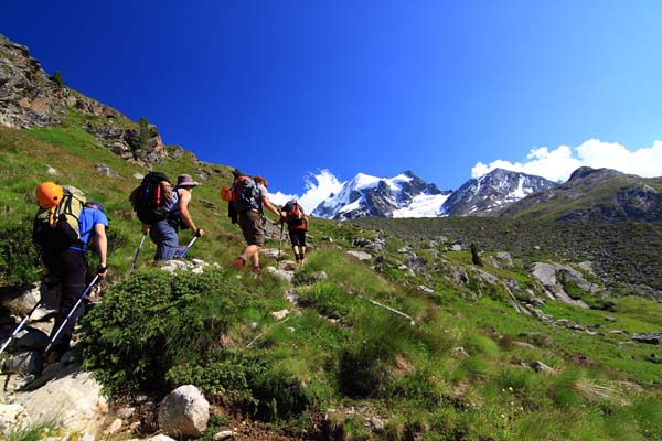 Escursionisti sul sentiero per il rifugio Tschierva (foto V.Vaninetti)